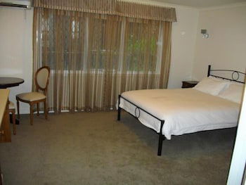 Elizabethan Lodge - QLD Tourism 3