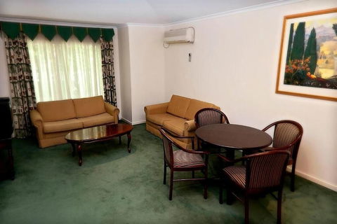 Elizabethan Lodge - QLD Tourism 6