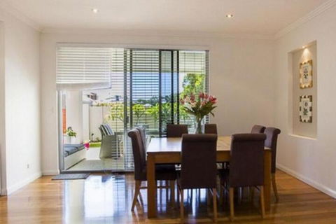 Lakeside Retreat - QLD Tourism 6