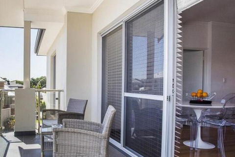 Lakeside Retreat - QLD Tourism 4