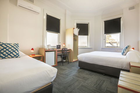 Melton Hotel - QLD Tourism 3