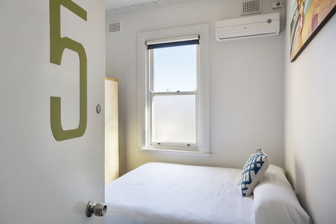 Melton Hotel - QLD Tourism 6