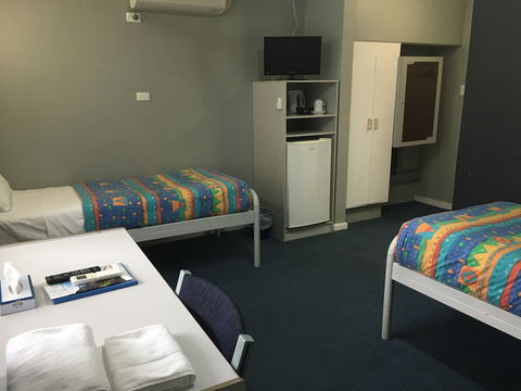 Flinders Motel - QLD Tourism 5