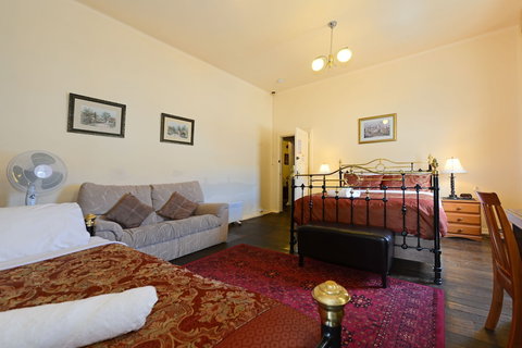 Edinburgh Gallery Bed & Breakfast - QLD Tourism 3