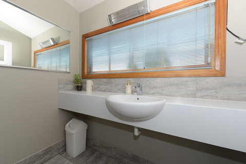 Edinburgh Gallery Bed & Breakfast - QLD Tourism 4