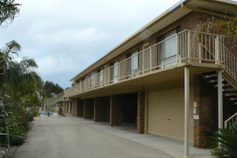 Allambi Holiday Apartments - Queensland Tourism 3