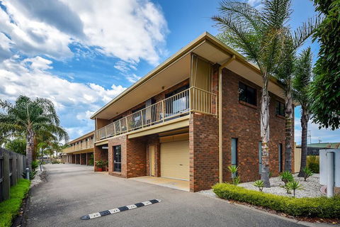 Allambi Holiday Apartments - Queensland Tourism 1