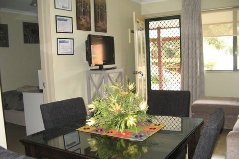 Ficifolia Lodge - QLD Tourism 4