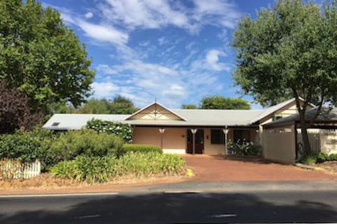 The Noble Grape Guesthouse - Queensland Tourism 0