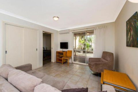 Lakeside Holiday Apartments - QLD Tourism 6