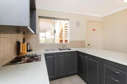 Lakeside Holiday Apartments - QLD Tourism 7
