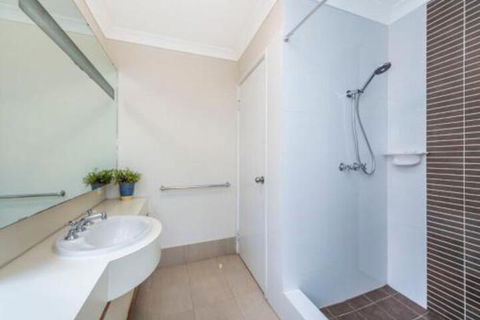 Lakeside Holiday Apartments - QLD Tourism 4