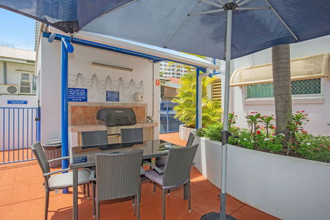 Surfers Beach Resort One - QLD Tourism 0