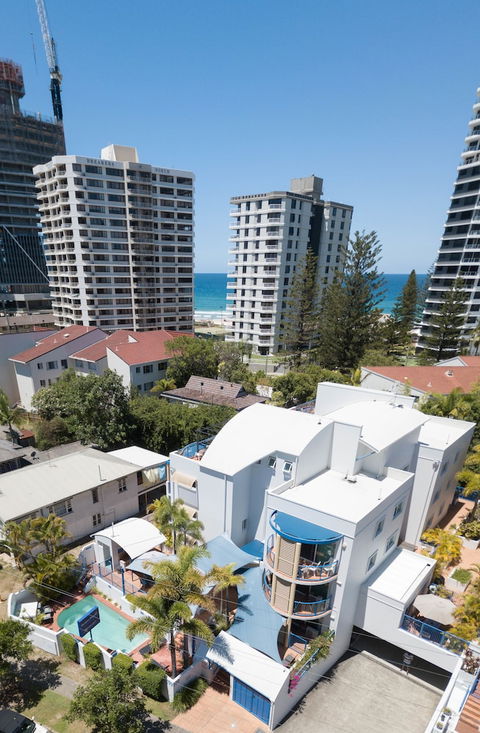 Surfers Beach Resort One - QLD Tourism 3