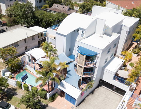 Surfers Beach Resort One - QLD Tourism 1