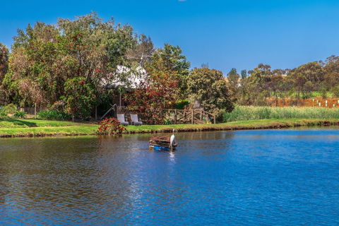 Stonewell Cottages & Vineyards - Queensland Tourism 4