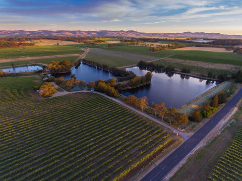 Stonewell Cottages & Vineyards - Queensland Tourism 1