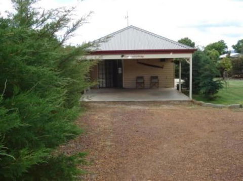 Gumtrees Cottage - QLD Tourism 0