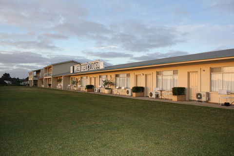 Lakeview Motel & Apartments - Queensland Tourism 3