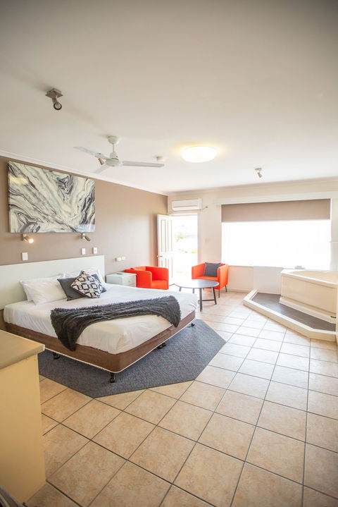 Lakeview Motel & Apartments - Queensland Tourism 6