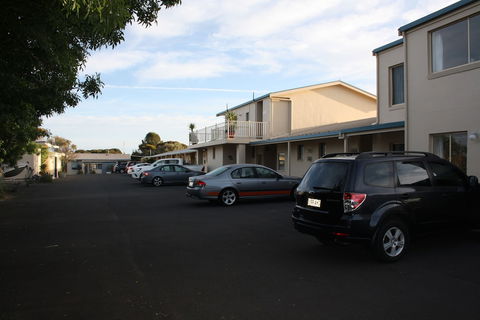 Lakeview Motel & Apartments - Queensland Tourism 1