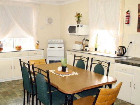 Squatters Cottage - QLD Tourism 6