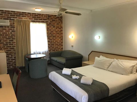 Moonraker Motor Inn - QLD Tourism 4