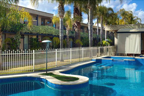 Sandors Motor Inn - QLD Tourism 3