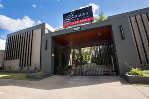 Sandors Motor Inn - QLD Tourism 0