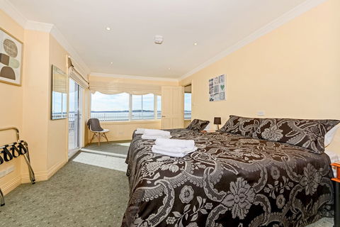 The Esplanade Kingston Beach - Beachfront - Queensland Tourism 4