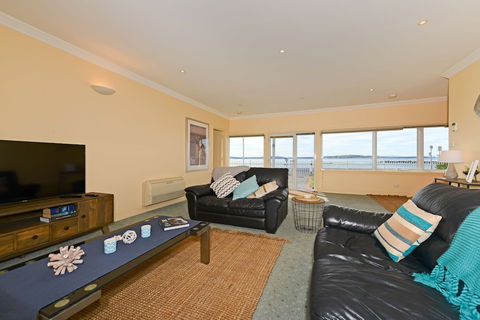 The Esplanade Kingston Beach - Beachfront - Queensland Tourism 6