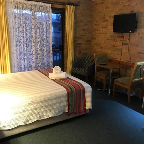 Hawks Nest Motel - QLD Tourism 4