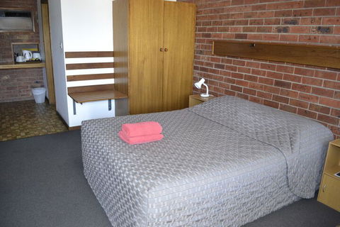 Kardinia Park Motel - QLD Tourism 7