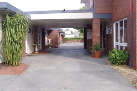 Kardinia Park Motel - QLD Tourism 1
