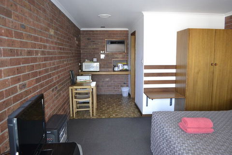 Kardinia Park Motel - QLD Tourism 5