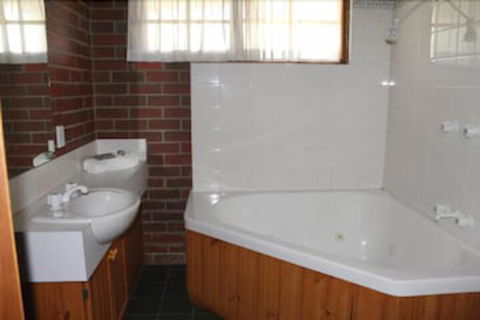 Aristocrat Waurnvale Motel - QLD Tourism 4
