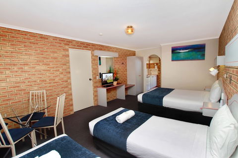 Twofold Bay Motor Inn - QLD Tourism 4