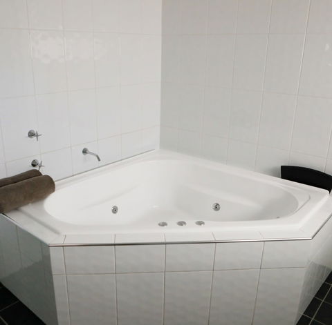 Akuna Motor Inn And Apartments - Queensland Tourism 3