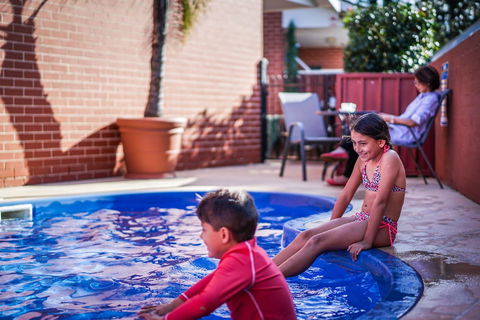 Akuna Motor Inn And Apartments - Queensland Tourism 1