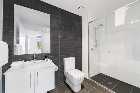 Canberra Furnished Accommodation - Queensland Tourism 3