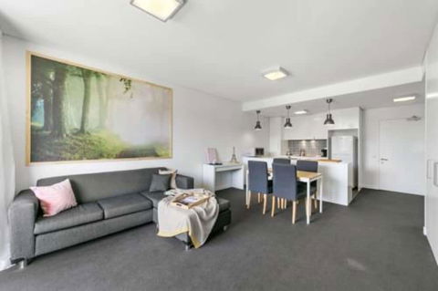Canberra Furnished Accommodation - Queensland Tourism 6
