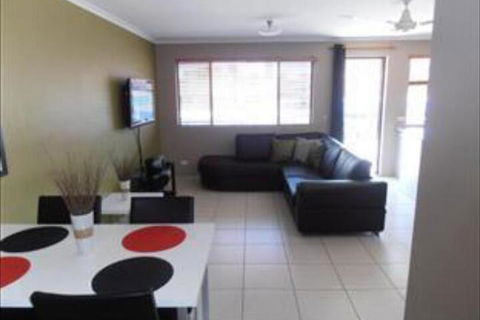 Beachside Court Holiday Apartments - Queensland Tourism 3