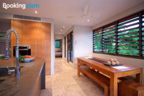 Villa One On Murphy Luxury Holiday Villa - Queensland Tourism 4