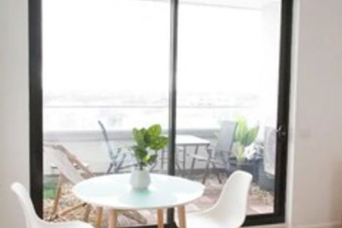 Modern 2 Bedroom Apartment In Melbournes Northcote - Queensland Tourism 3