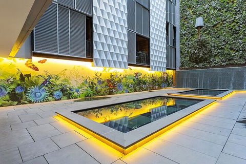 LAURENT Views Of MCG & Yarra River + Fed Square - QLD Tourism 1