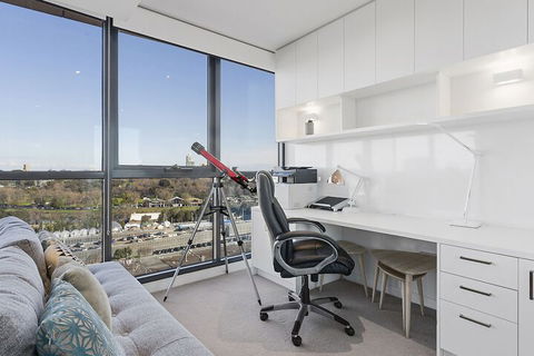 LAURENT Views Of MCG & Yarra River + Fed Square - QLD Tourism 3
