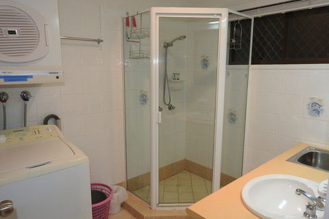 Immaculate First Floor Waterfront Unit Welsby Pde Bongaree - Queensland Tourism 4