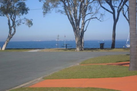 Immaculate First Floor Waterfront Unit Welsby Pde Bongaree - Queensland Tourism 0