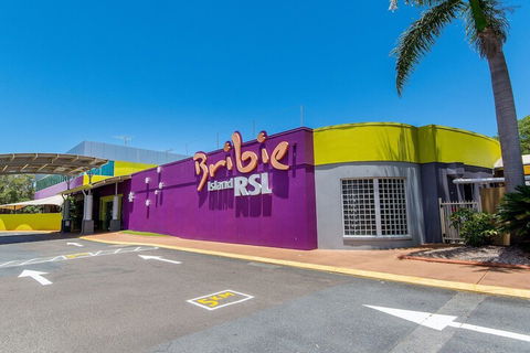 Immaculate First Floor Waterfront Unit Welsby Pde Bongaree - Queensland Tourism 1