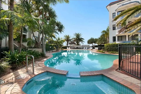 Gold Coast Apartment At Sandcastles On Broadwater - QLD Tourism 3